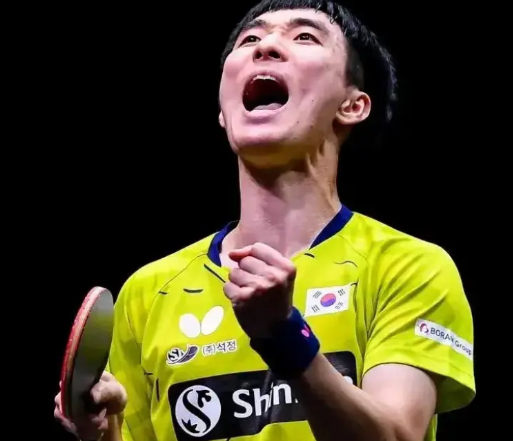 从一个球，看到李尚洙的人品和球风高尚。
韩国球员李尚洙，这名字起得好，尚品明志。