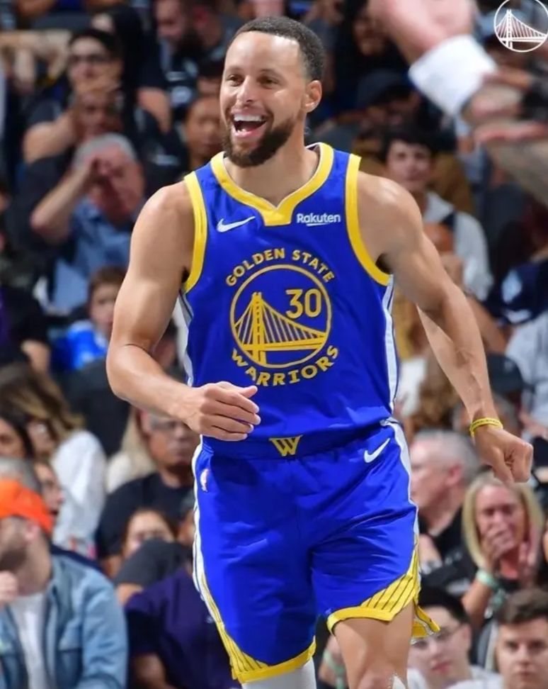 要不给库里整个浓眉吧！

与马刺一战库里狂砍49分，射中9记三分，一战超越众多名