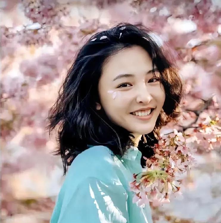女人婚后过得好不好真的可以从面相看出来  离婚后的吴倩颜值又回春了，在樱花下眼含