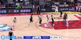 广东男篮今天坐镇主场击败残阵出战的领头羊广厦男篮，终结了对手的六连胜。比赛第三节
