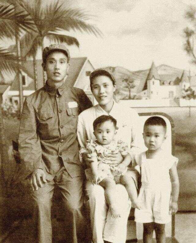 [微风]1947年，30岁的解放军师长周志坚，迎娶19岁的女护士，谁知新婚当夜，