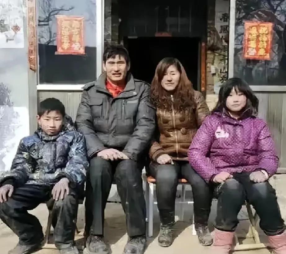 这是十几年前的一张老照片，那时候的大衣哥还是一个普普通通的农民。
一家四口，除了