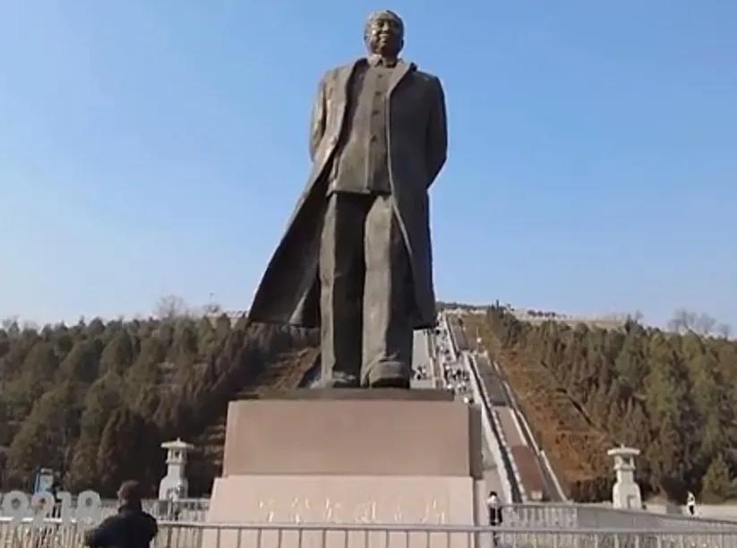华国锋纪念广场
       一一华国锋同志永远活在人民的心中
[祈祷][祈祷]