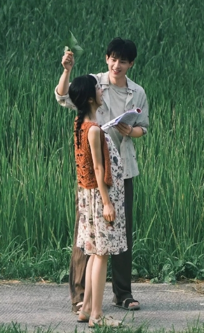 王影璐辛云来这五张路透，不知道的还以为两人在拍乡村写真，好清新的色调。