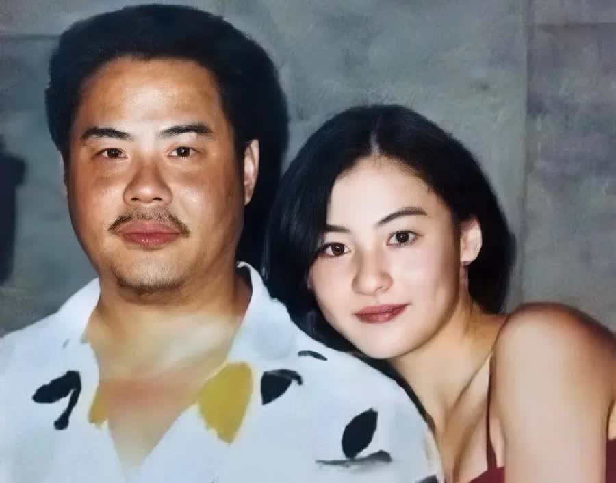 这张照片展现出了张柏芝与她父亲1998年在香港的情景，那时张柏芝18岁，照片中的