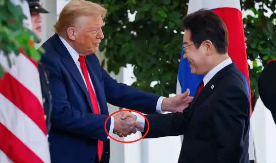 特朗普在白宫会见李在明，被记者拍到手背乌黑淤青，最初面积小时还涂遮瑕膏，现在面积