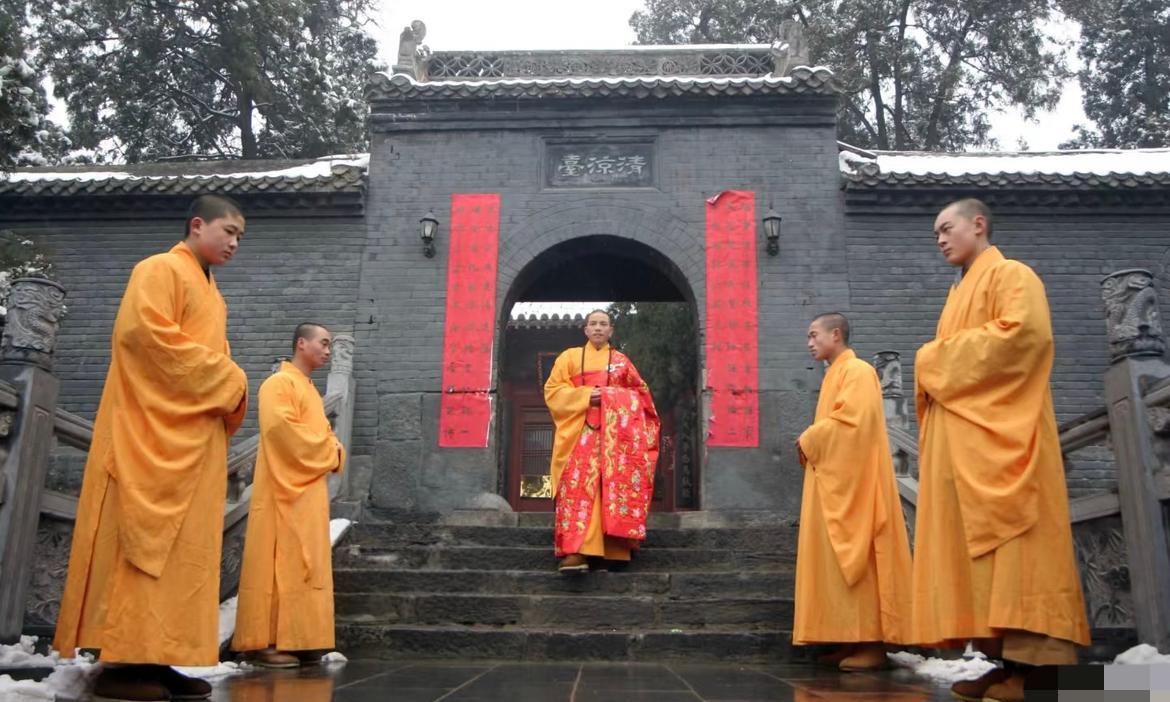 少林寺出现离职潮，
但是释印乐大师完全不慌不忙，
原因不是因为少林寺家大业大和尚