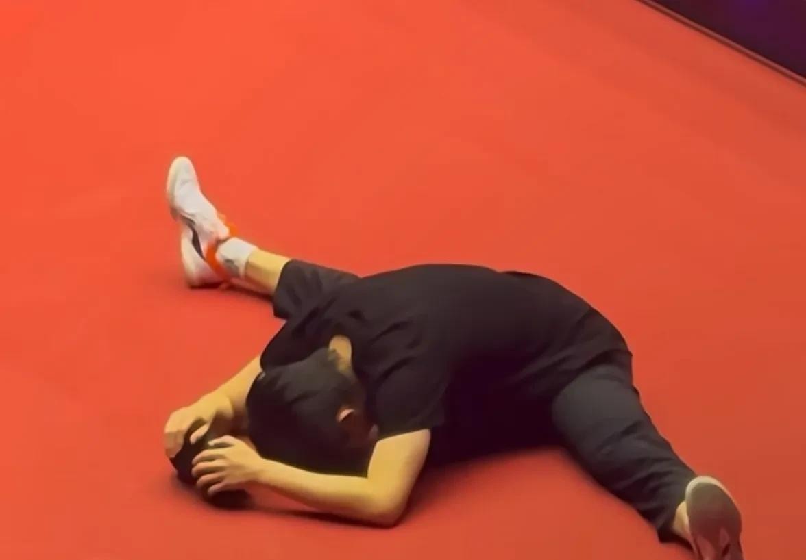 魏桥的裤子还是限制了王楚钦的发挥，没有做到位，穿短裤是kuā chā一下就打开了