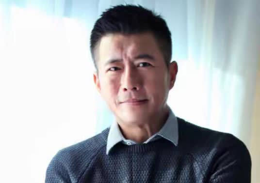 高曙光现状：61岁帅气不显老，富婆妻子头发花白，儿子长得超像他