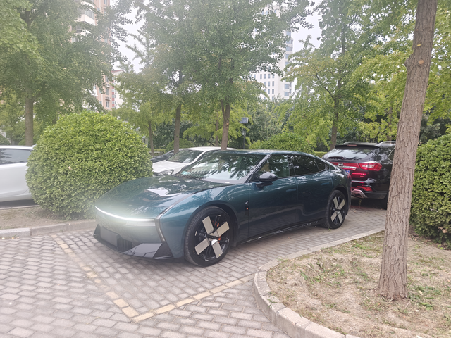 新p7的几个缺点
1，hud聚焦距离太近，开启后容易眼晕。 2，大灯亮度不足，夜