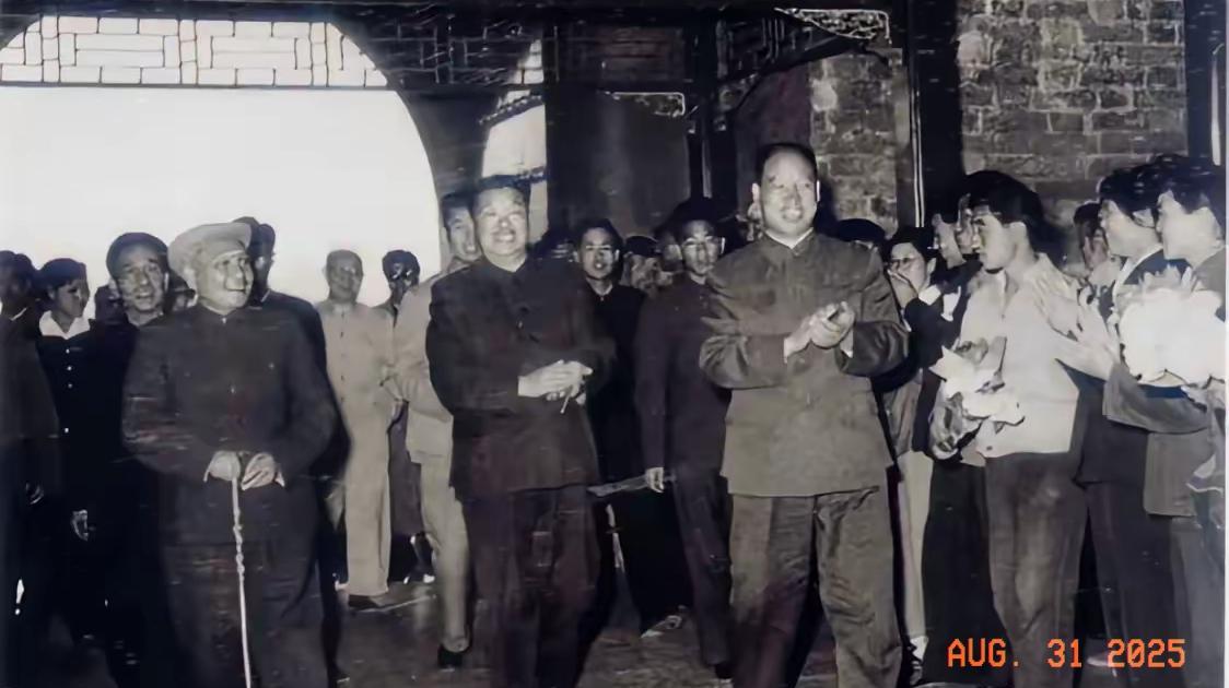 历史照片分享。
50年代的一张照片，彭真，贺龙，李富春等来到工人文化，参加游园活