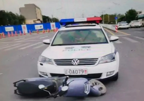 假警车“专业”到民警都傻眼！一次剐蹭剐出“戏精”现原形

警报器还在嗡鸣，红蓝警