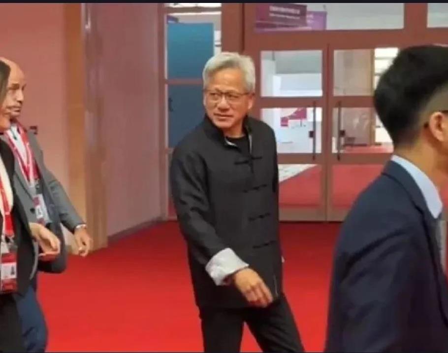 皮夹换唐装，黄仁勋中国行收获满满！
黄仁勋这次中国行真是收获满满！7月16日链博