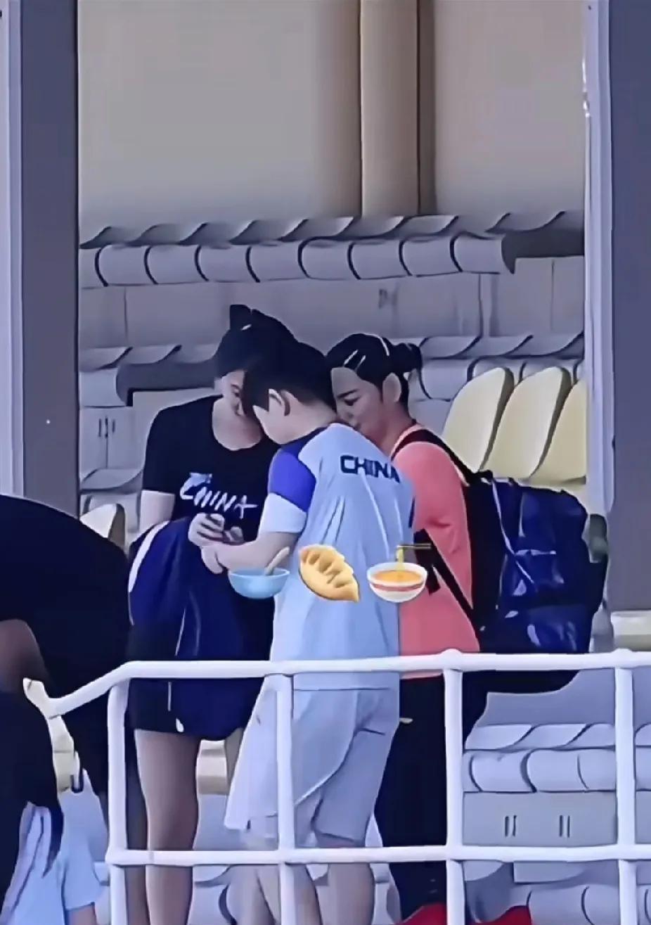 国乒显眼包投喂名场面，可爱到想偷孩子
谁懂啊！刷到孙颖莎、何卓佳、王添艺这组互动