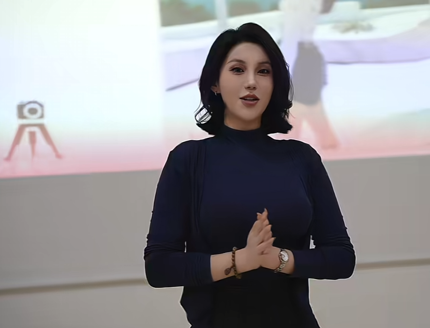 在大学里给学生讲课果真有种一心培育百花开的感觉。