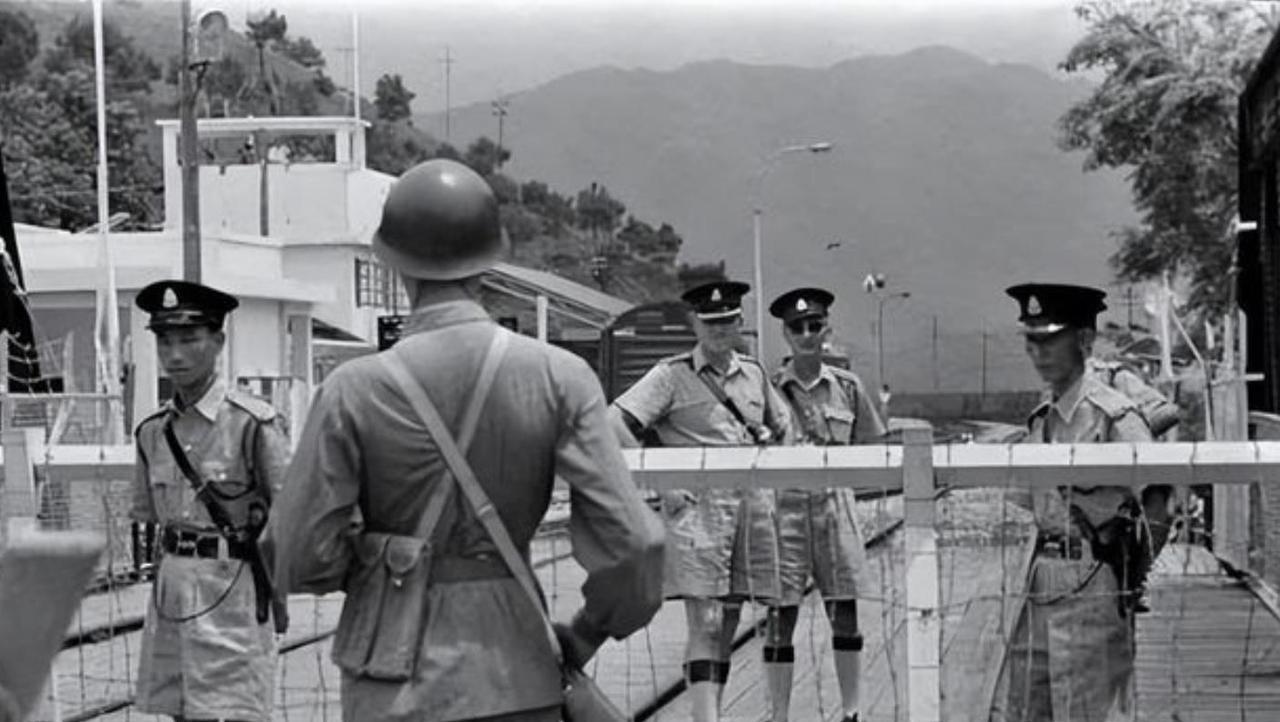 1952年夏，驻澳葡军故意制造冲突，蛮横地刺伤我军哨兵，又向拱北方向开了几十炮。