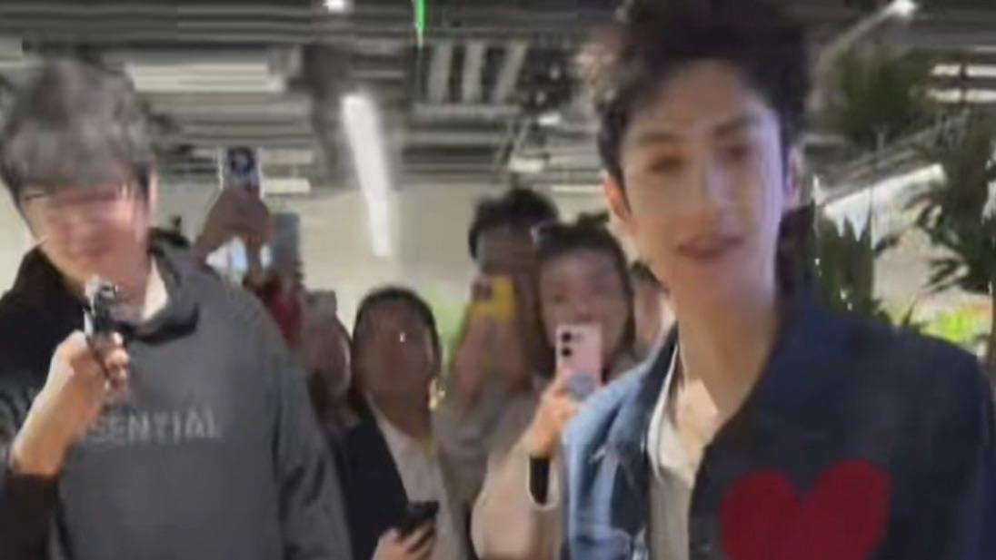 罗云熙被男粉“套路”现场：刮出“男宾一位”，这波双向奔赴笑不活了