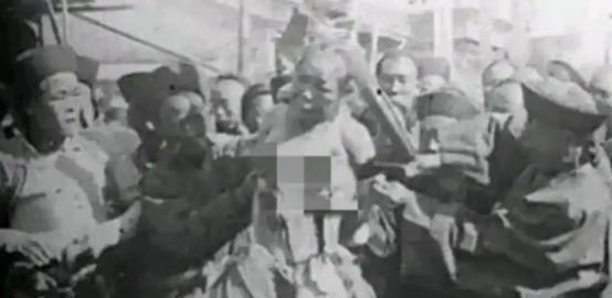 1904年，王维勤被活剐凌迟时一张罕见留影，他不断向后仰着身体，脸面向人群充满绝