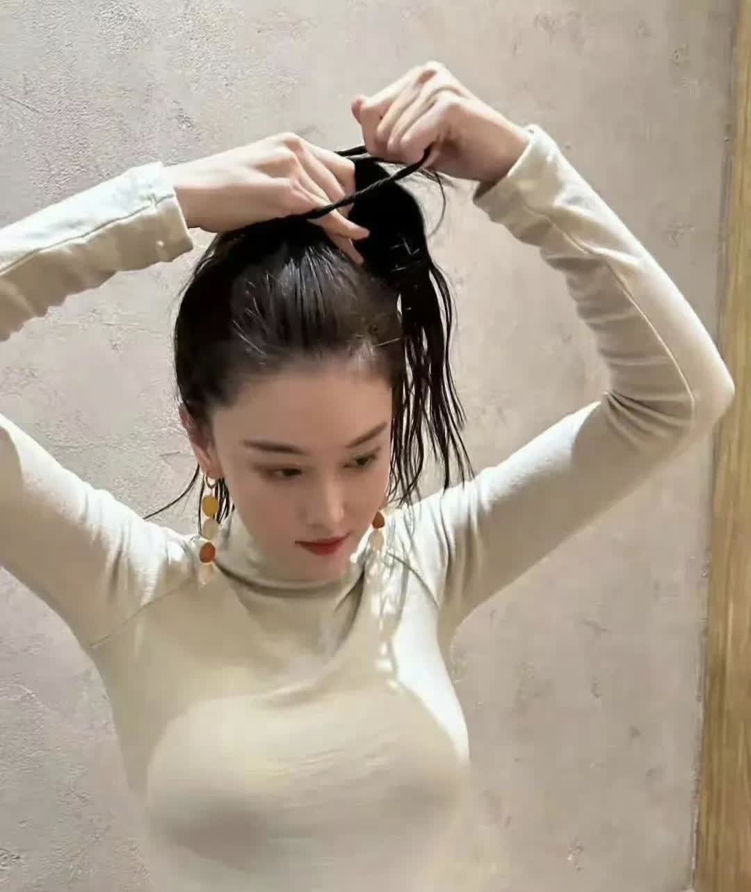 张馨予穿紧身衣现身谁能想到她已是个的孩子母亲这完全就是少女感爆棚。