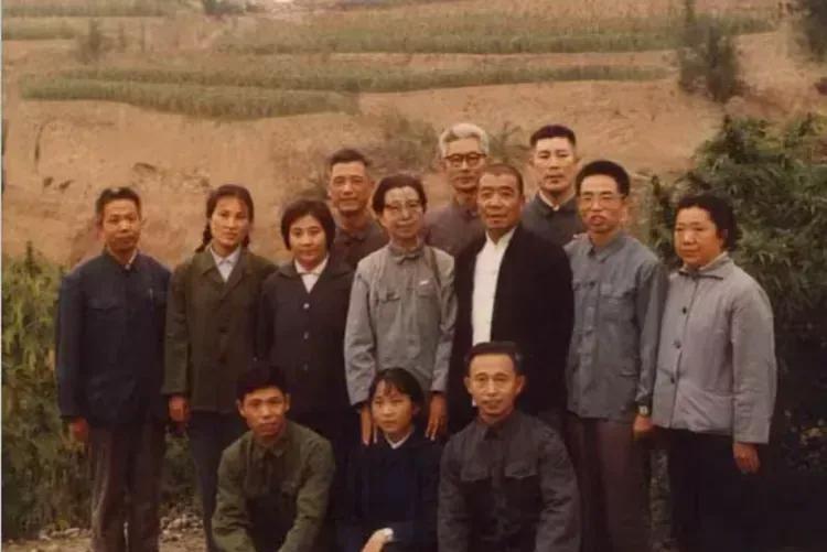 1975年，大寨虎头山，陈永贵、吴桂贤、孙健、李素文、姚连慰等在一起，留影！