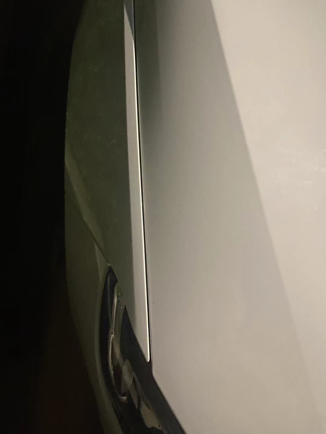 君威机盖两边缝隙不一样
兄弟萌，你们君威机盖两边缝隙一样么？我的不一样，强迫症表