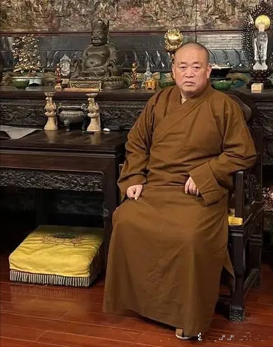 释永信及其领导下的少林寺商业化发展模式确实引发了广泛的争议，但对于他的评价不能简
