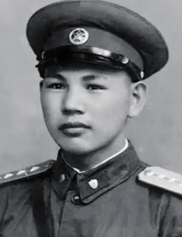 1945年，八路军在公路上伏击日军，由于敌人太多，排长便下令撤退。一个小战士却因