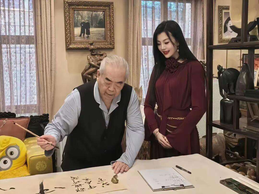 87岁的范曾被称为“行走的印钞机”，娶37岁娇妻。