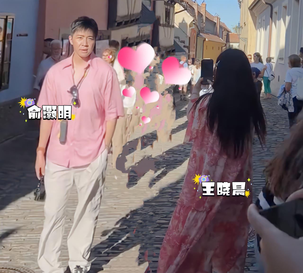 俞灏明王晓晨度假又被偶遇啦，小情侣穿的是粉色系情侣装，王晓晨举着手机给男友拍照，
