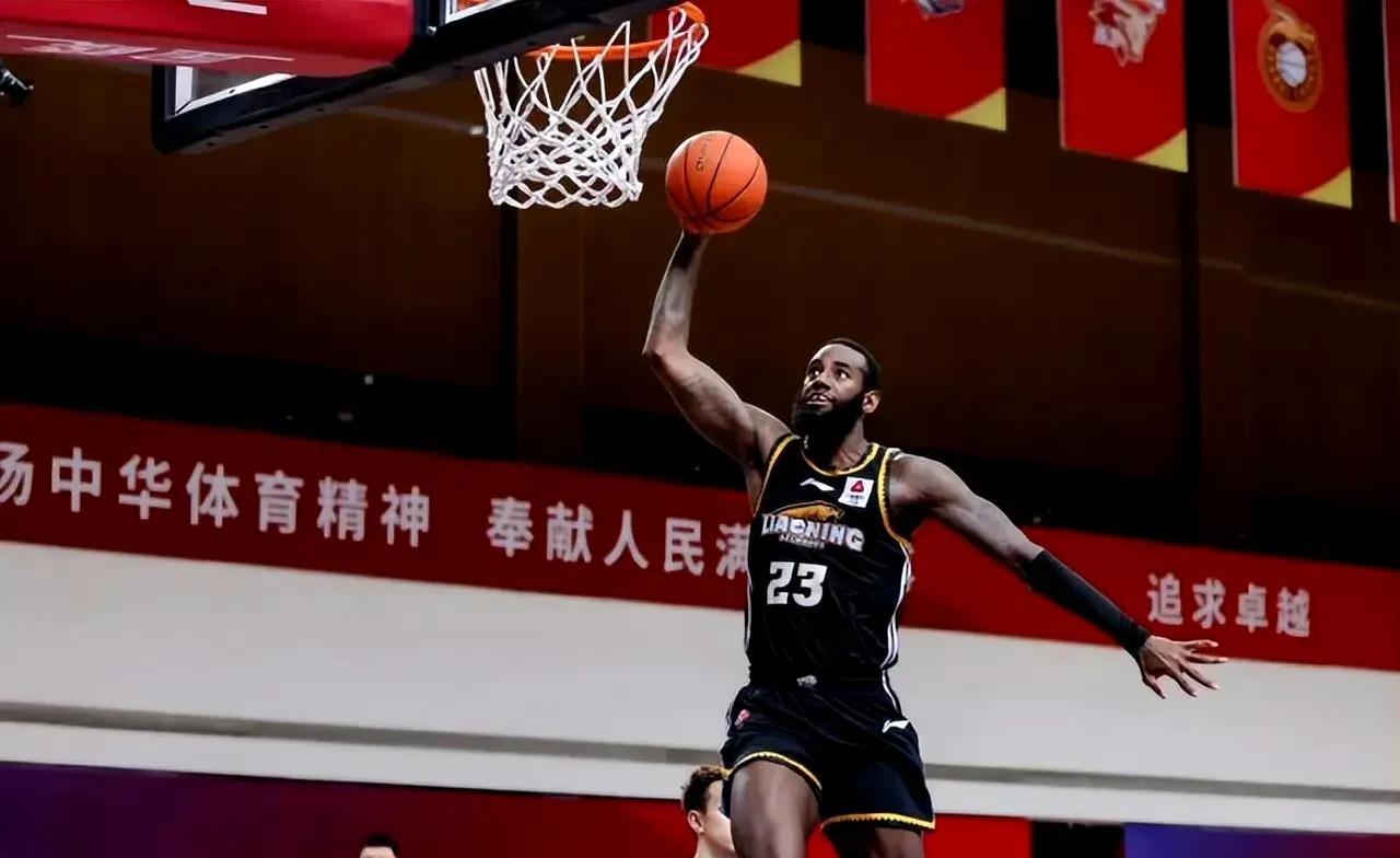 前辽篮冠军外援加盟浙江广厦！
桑普森今年32岁，身高2.06米，司职前锋，曾效力