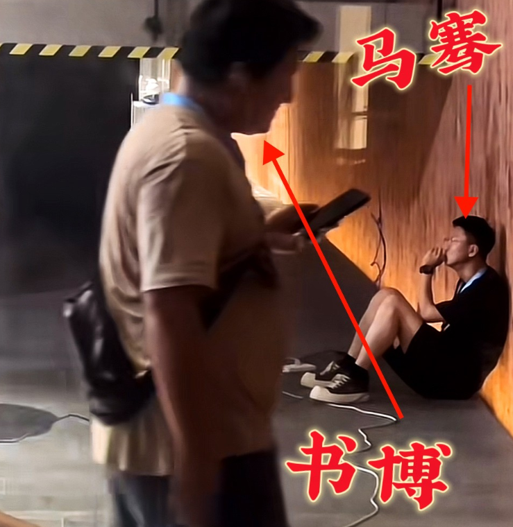 董宇辉在做访谈，导演组总负责人马骞，和摄像组总负责人书博，难得获得放松时间。
