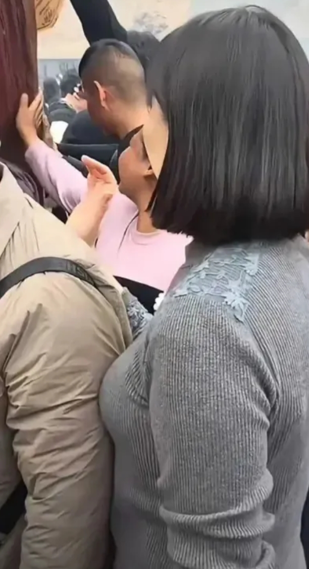 难怪现在还这么多人挤公交了