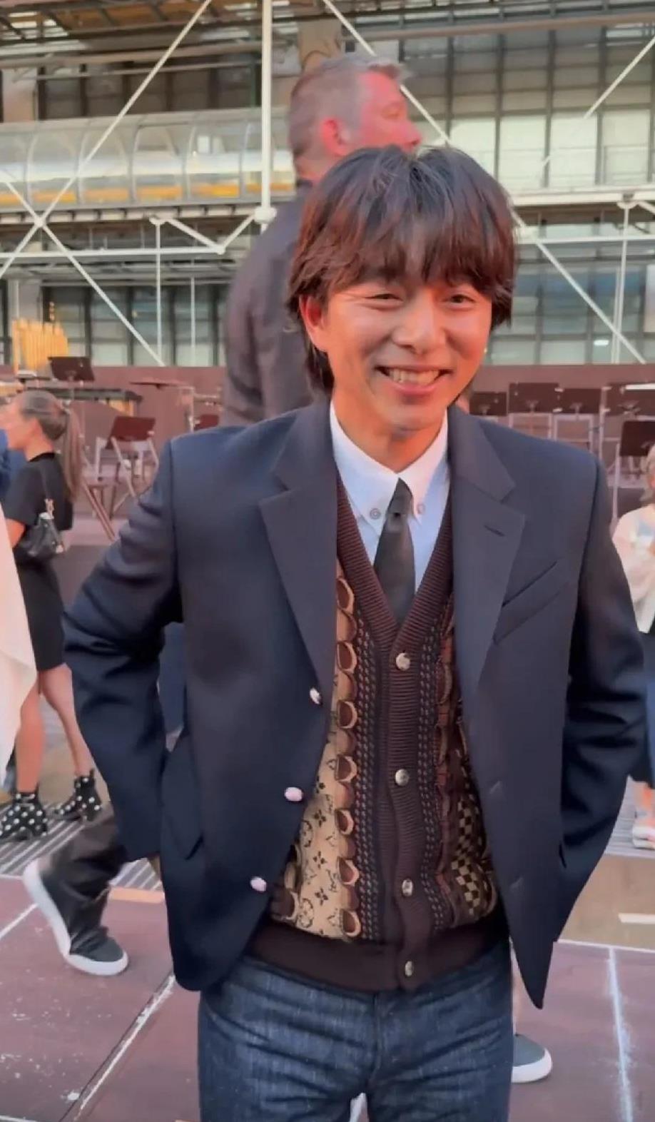孔刘怎么长这样了，他可是韩娱圈“雕塑美男”啊！蓬松发型配混搭穿搭，自带松弛感 ，