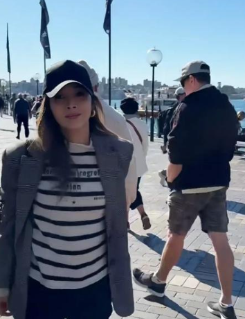 侯佩岑携子悉尼畅游，亲子互动温馨，大儿身高抢镜 ​​​