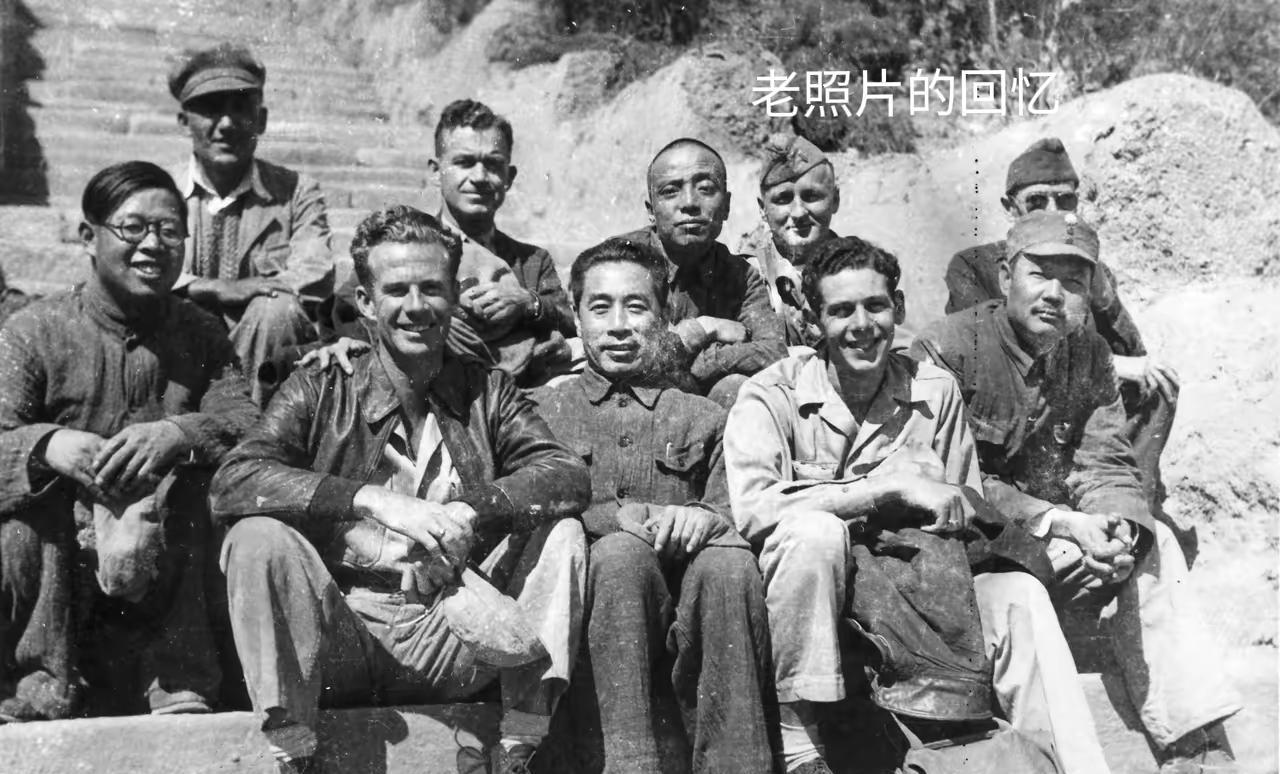 历史的印记。
老照片的回忆，画面中，周恩来，（前排）杨尚昆，（后排）1947年7