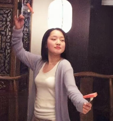 30岁的杨钰莹，未施粉黛却少女感十足。镜头下的她五官精致，长发披肩，肌肤细腻如初