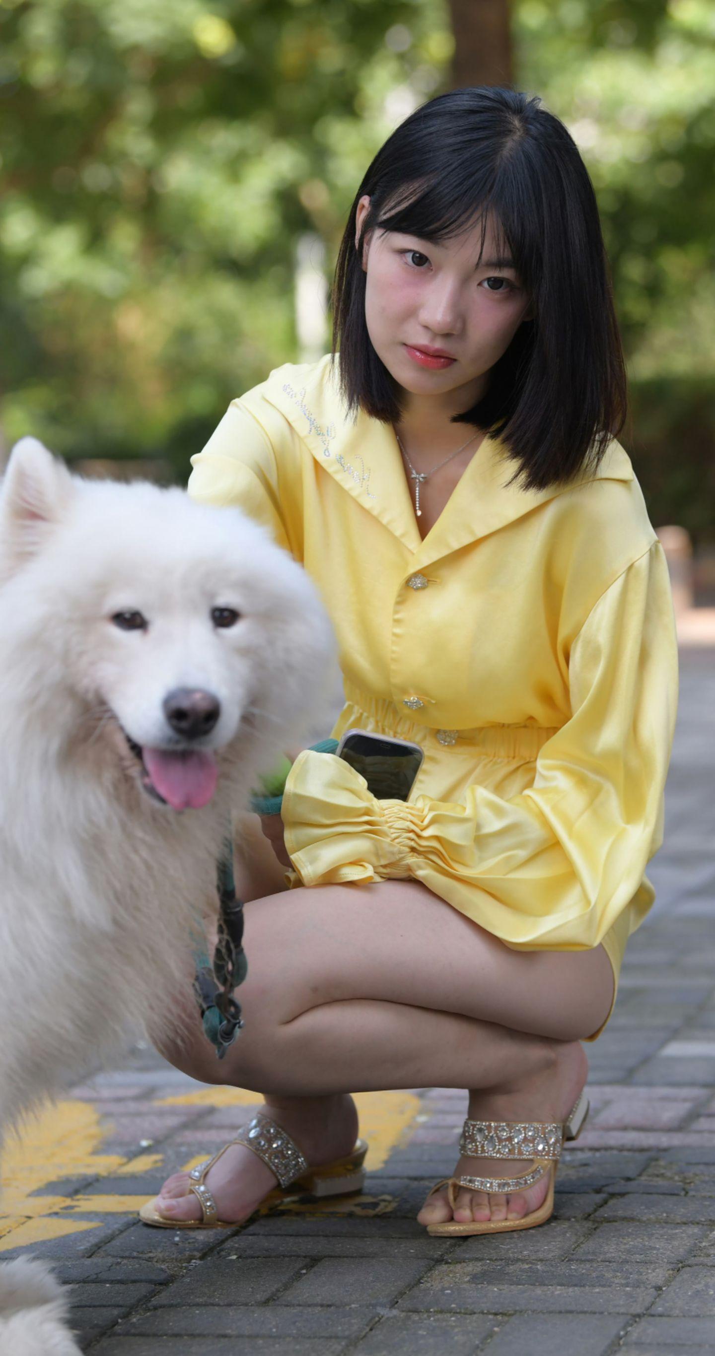 陪表姐去修手机，维修员说要换屏她嫌贵犹豫了。