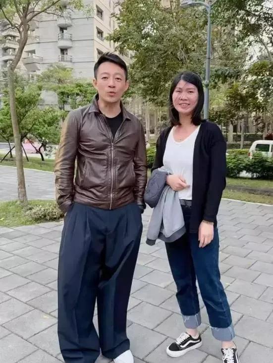 吃瓜群众速速集合！当霸总汪小菲脱下高定西装，在台北公园上演"奶爸狂奔记"，连狗仔