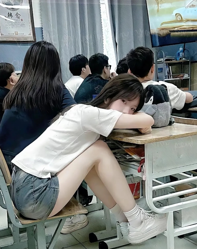 都说女孩子去上学不能打扮的太好看，不然小黄毛要惦记，我信了！
