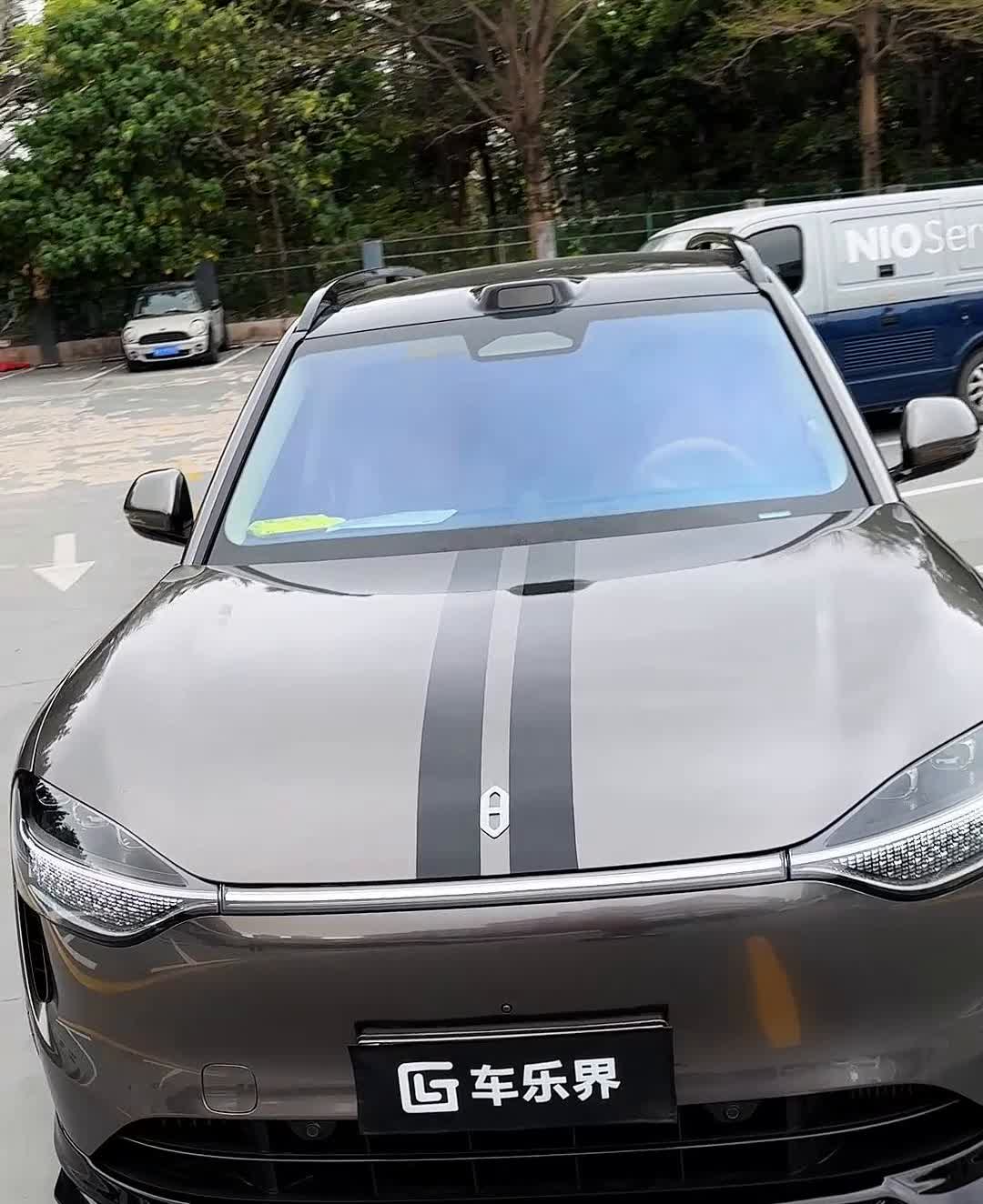 问界M9，"M9"全新竞技风。
买问界M9选配银色悬浮顶要多花一万块，如果省上