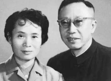 1962年，56岁的溥仪与38岁的女护士李淑贤步入婚姻殿堂。新婚之夜，溥仪竟将1