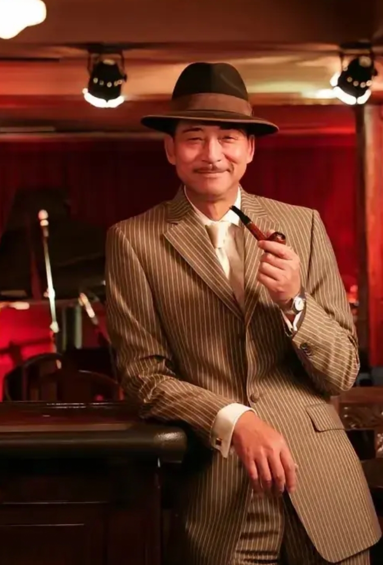 据说这位老先生在上海的认可度很高，很多上海朋友觉得他是“老克勒”的形象代表，但除