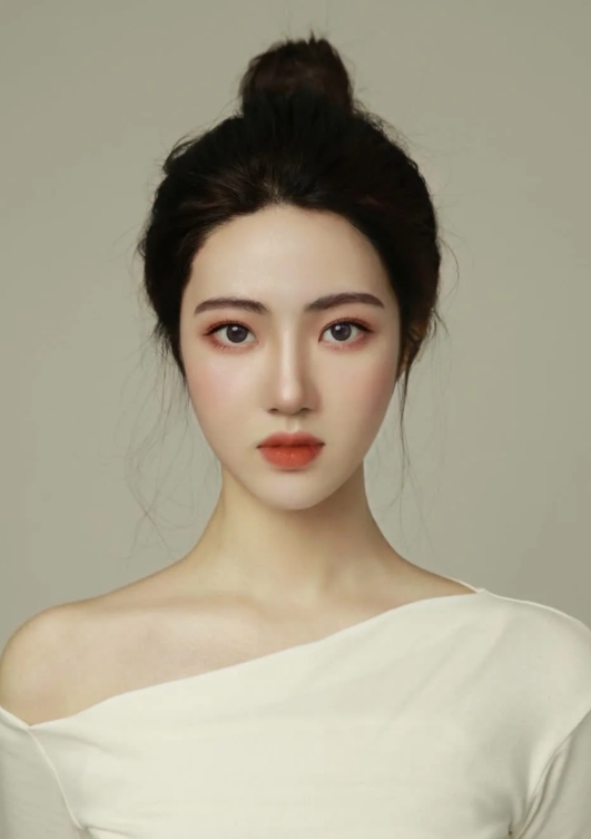 近日，许凯与许荔莎被传恋情。当被私信询问与许凯的关系时，许荔莎回应称 “是女朋友