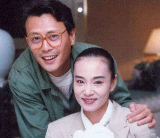 1997年，38岁的刘雪华怀着身孕，一边筹备着婚礼，一边等44岁的刘德凯从法国回