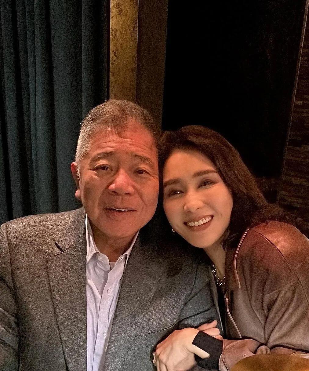 黎姿出嫁后，全香港的名媛们终于松了口气。
可她明明有的选，却偏偏嫁给了一个瘸子，
