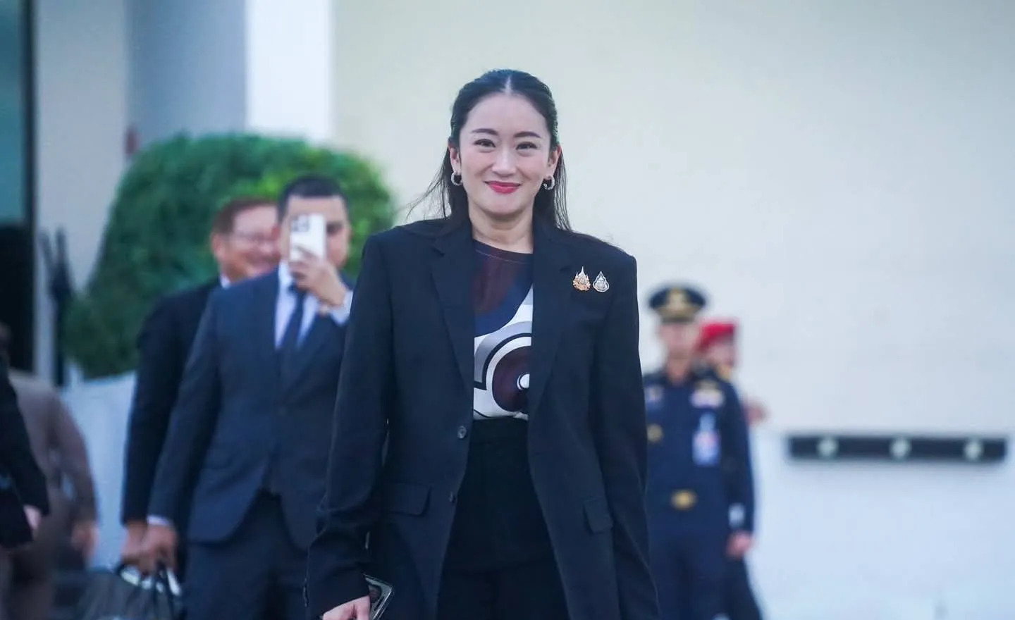 泰国总理出国开会去了











简直不敢相信，泰国总理佩通丹竟然亲自