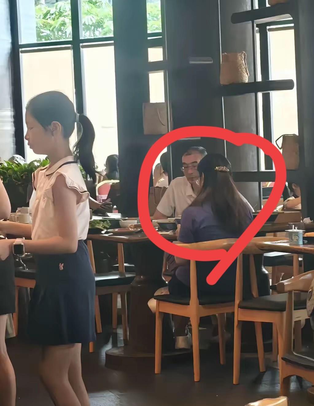 果然啊
谢爸昨天带着女儿在海边玩耍的视频是自己媳妇郑女士拍的！
这不，正在吃饭的