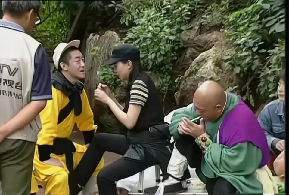 你见过会抽烟的沙师弟吗？很多人一定会大吃一惊吧，这张西游记的剧照看起来是那么的有