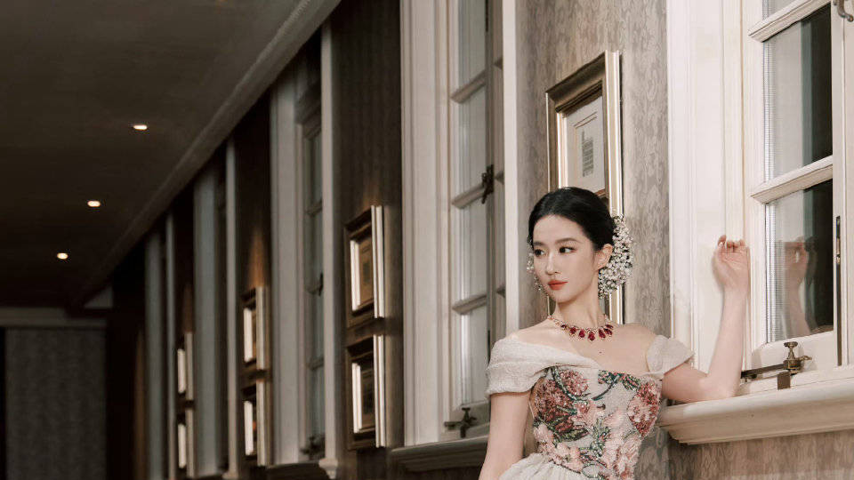 刘亦菲出席 VOGUE 盛典，“今茜是何年”爆火全网