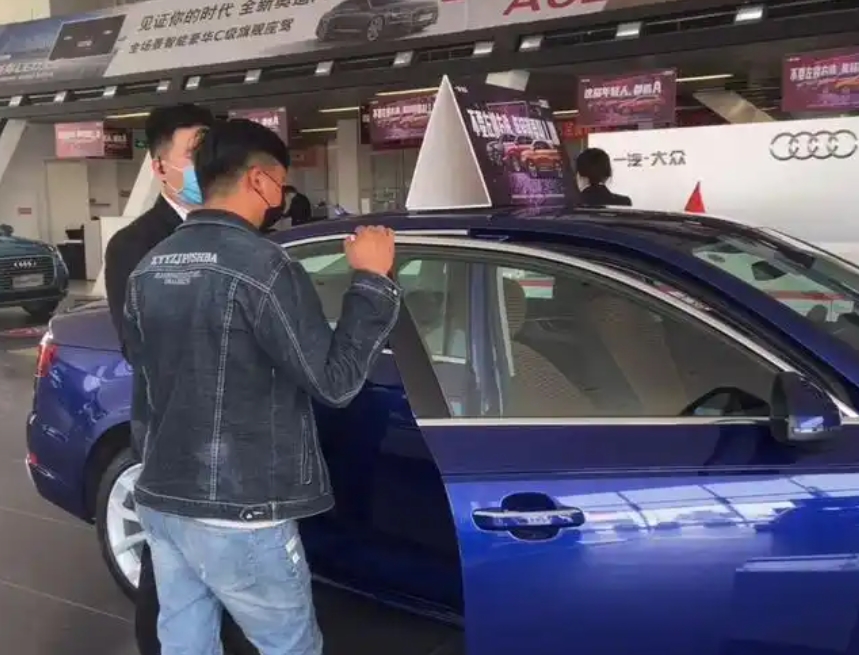 陪朋友去一家4s店看车，一问价格发现比平台上的价格高出了16000块钱，于是便立